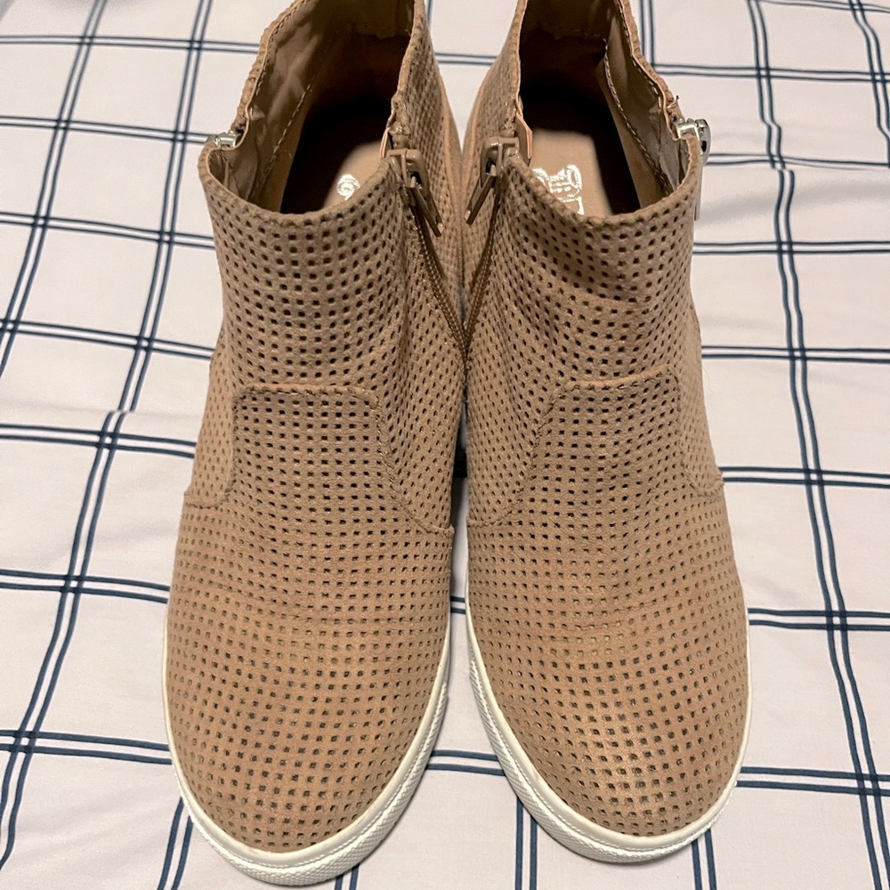 Beige Wedge Sneakers! Size 7